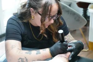 Mehr über den Artikel erfahren Diese Tattoo-Motive bringt sie bei ihren Kunden am häufigsten auf die Haut…